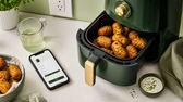 Air fryer em promoção sobre bancada de cozinha
