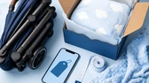 Carrinho de bebê em promoção com celular e caixa de entrega