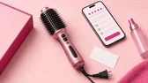 Escova secadora em promoção com celular mostrando avaliações