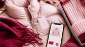 Jaqueta de inverno com etiqueta de tamanho e celular