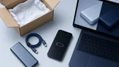 Power bank em promoção com celular e cabo sobre a mesa