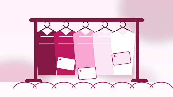 Roupas de marca em outlet com etiquetas de desconto