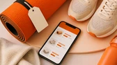 Tapete de yoga, tênis e celular com oferta online em composição fitness