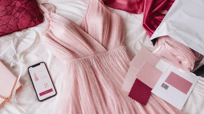 Vestido de festa com fita métrica e celular de compra